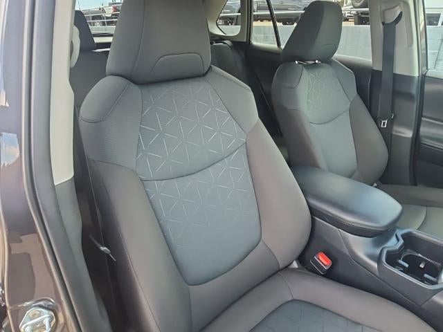 2025 Toyota RAV4 XLE - Photo 18